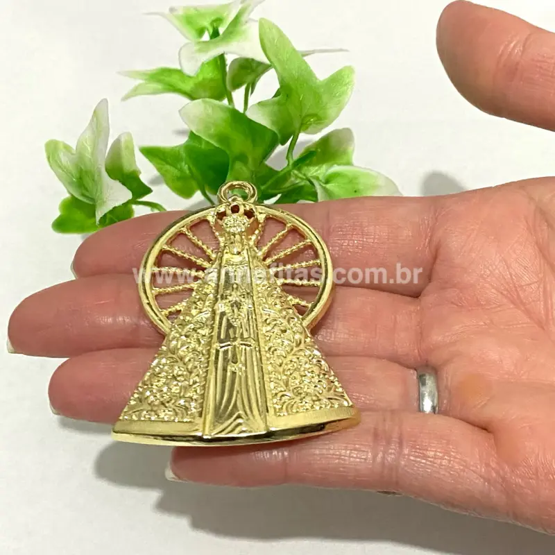 Pingente Nossa Senhora Aparecida em Zamak tamanho 65x43mm cor OURO AMARELO - Dourado