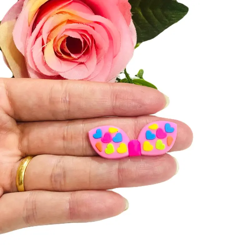 Aplique de Silicone Emborrachado Laço Neon de Corações Coloridos 1,5cm X 3,9cm - Laço Rosa Neon Corações Coloridos