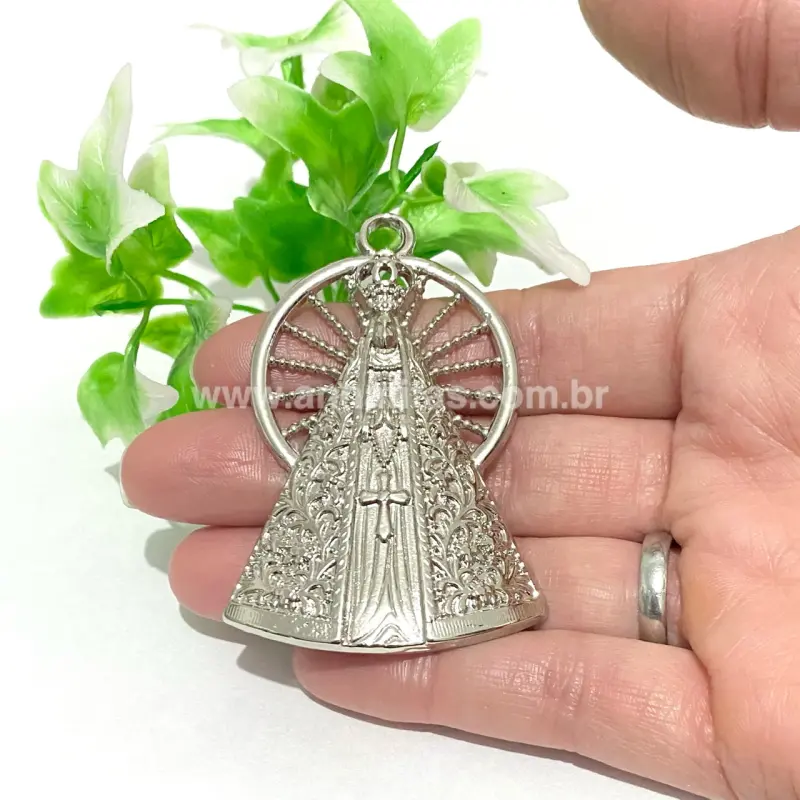 Pingente Nossa Senhora Aparecida em Zamak tamanho 65x43mm cor PRATA