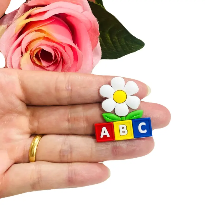 Aplique de Silicone Emborrachado Escolar ABC com com Margarida 3,1cm X 3,5cm - ABC com Margarida