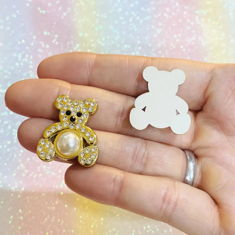Aplique de Ursinho em ABS e Strass com uma Pérola - Pérola com Dourado