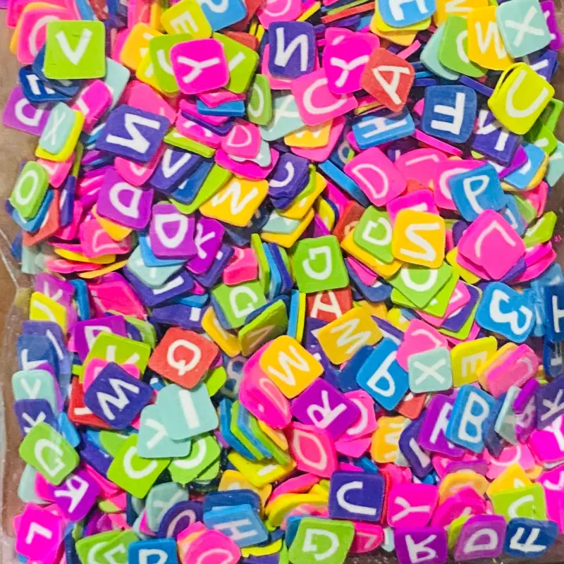 Aplique Letrinha tipo confete de 5mm com 25 gramas Letras Alfabeto Coloridas - Colorido